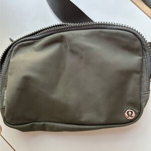 Lululemon Everywhere Belt Bag Large 2L 💚 Grey Sage